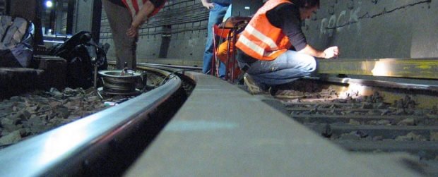 Addetti al controllo dei binari che fungono anche da conduttori dell'elettricità della metropolitana